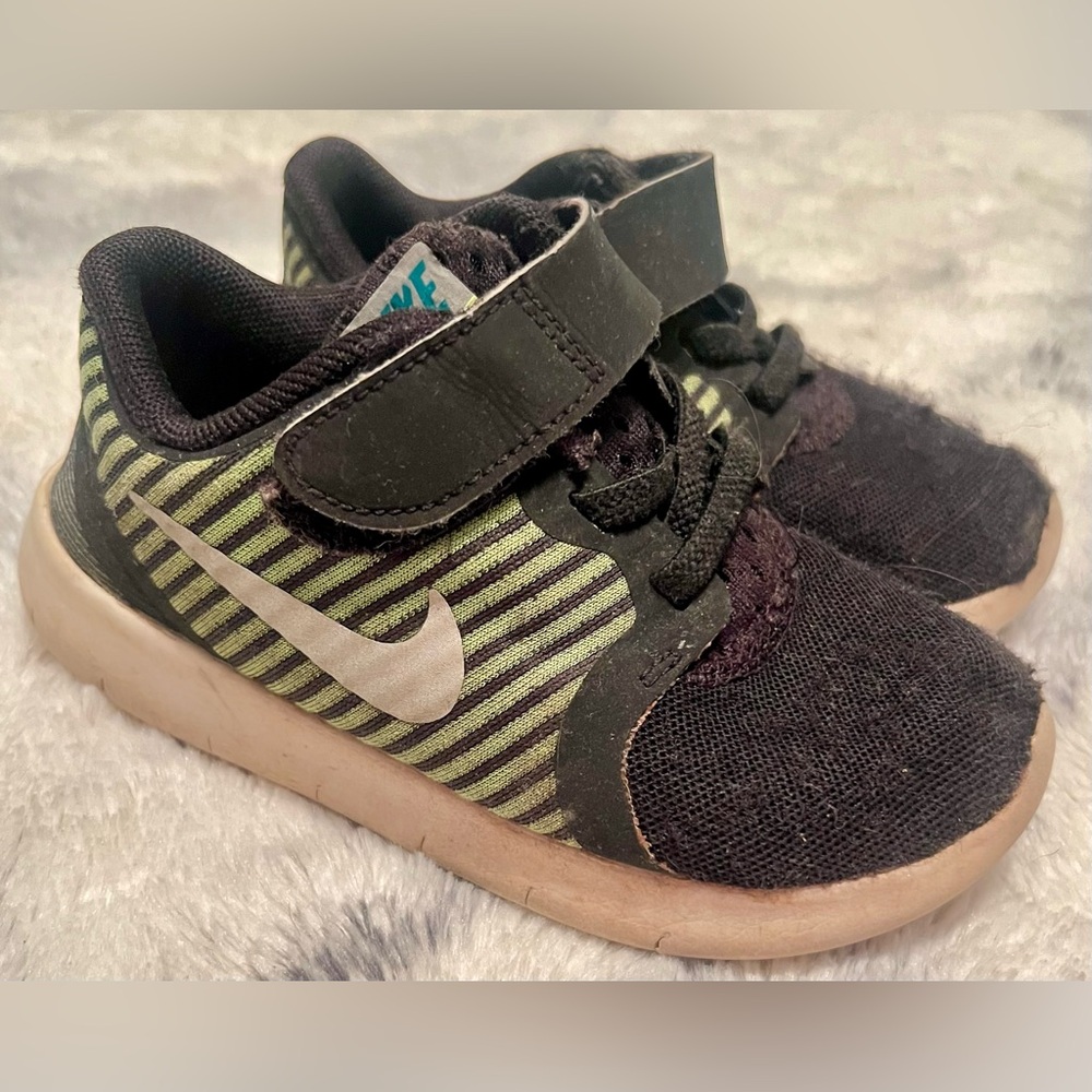 Nike Toddler Sz 9c Black & Lime Green Lightweight Sneakers Strap On No Tie Play